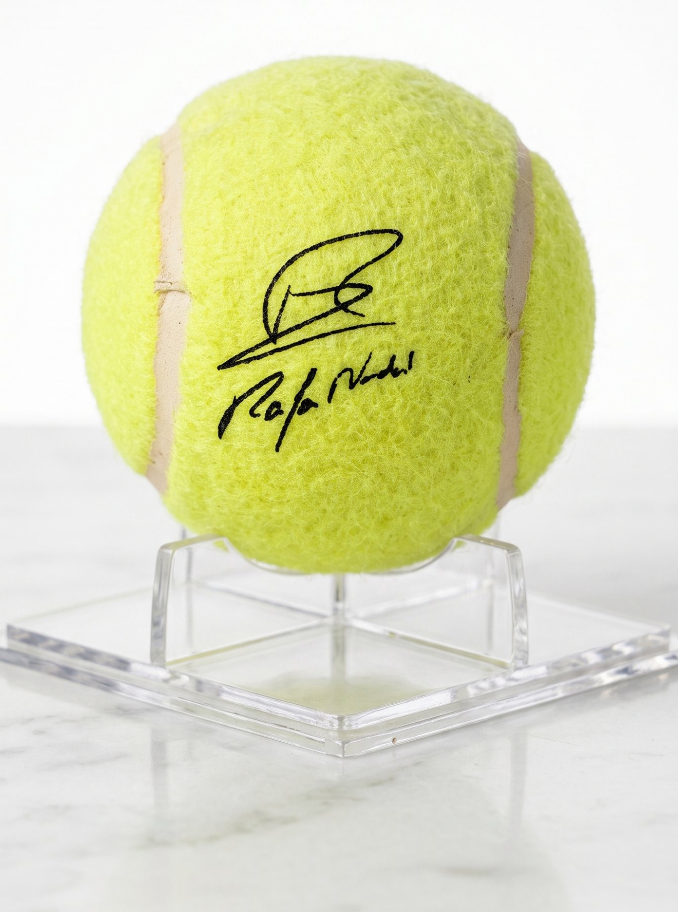 Pelota de tenis firmada por Rafael Nadal