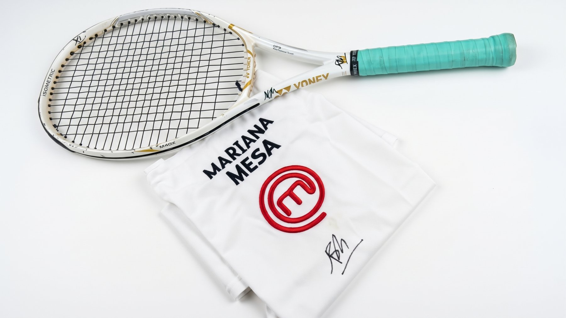 Raqueta Yonex y delantal de Master Chef de Mariana Mesa