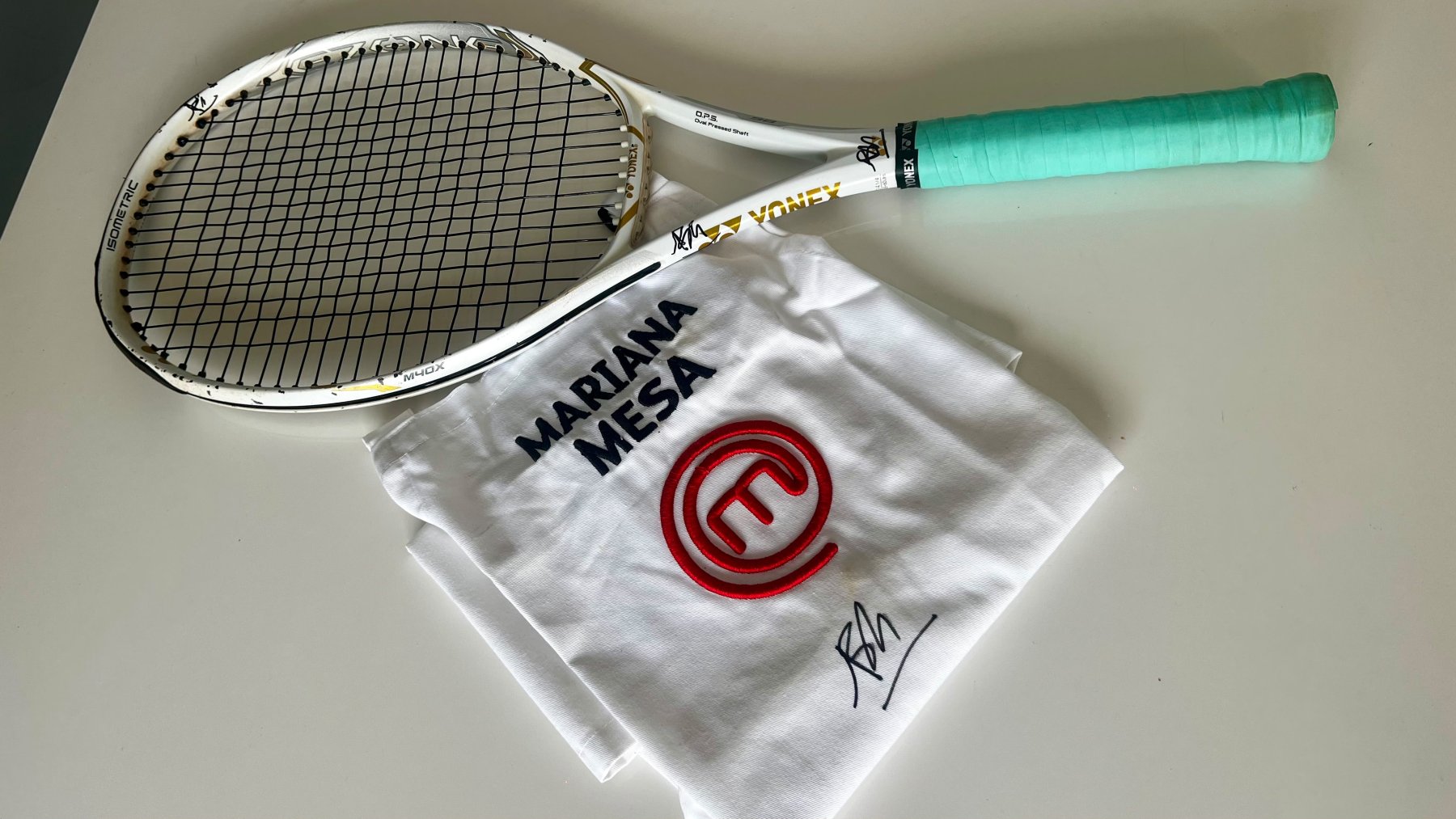 Raqueta Yonex y delantal de Master Chef de Mariana Mesa — foto 2