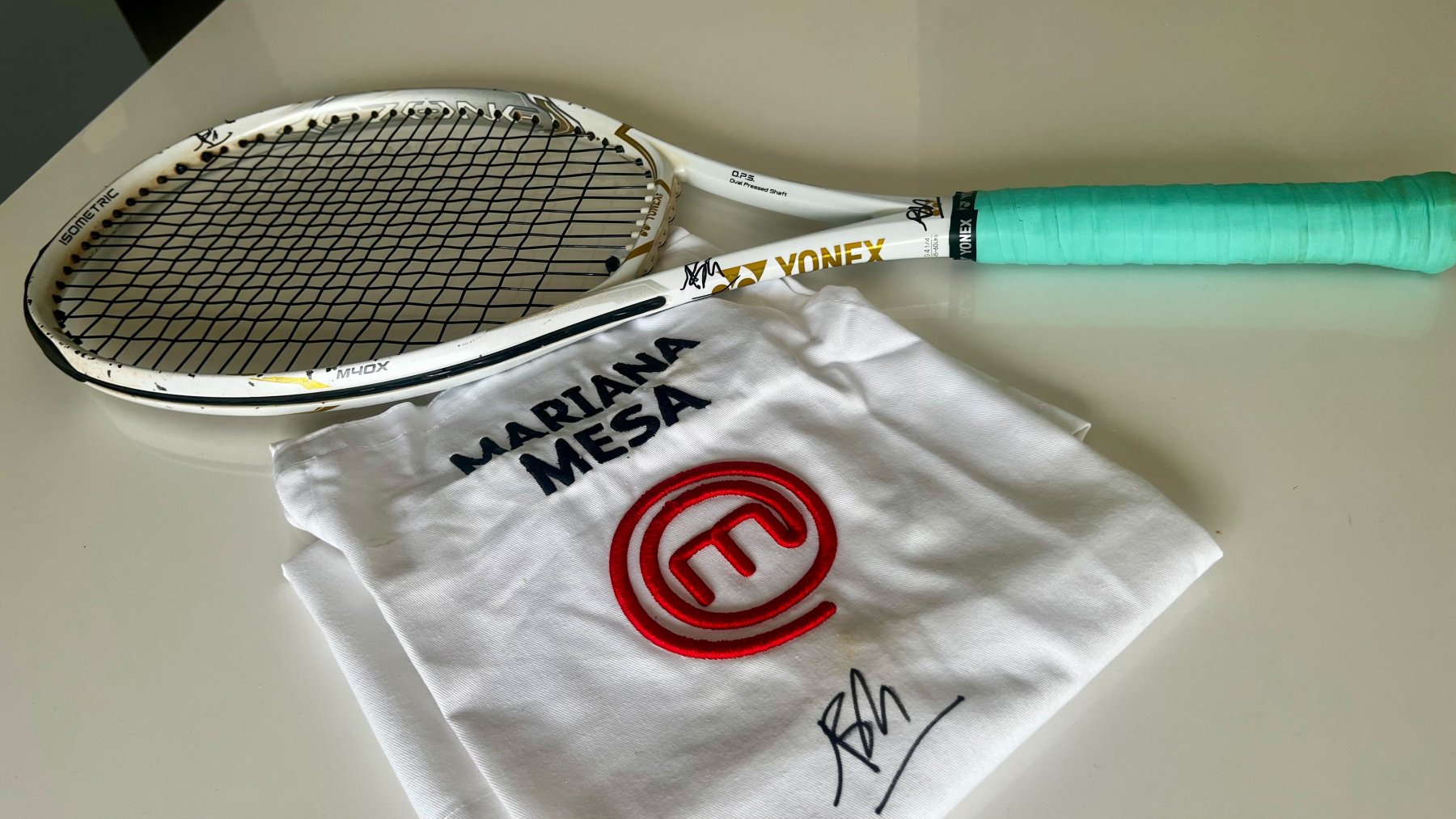 Raqueta Yonex y delantal de Master Chef de Mariana Mesa — foto 3